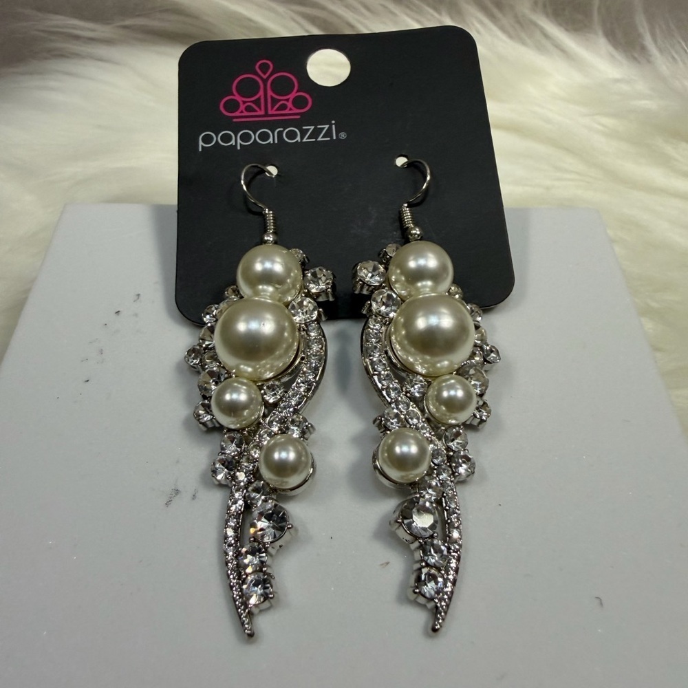 🩷5/$10 Paparazzi Silver and Pearl Earrings
